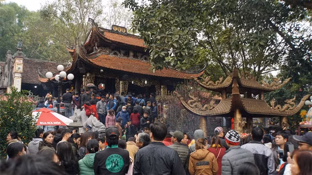 Biển người đổ về xin lộc Bà Chúa Kho ngày mùng 5 Tết - 13