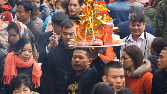Biển người đổ về xin lộc Bà Chúa Kho ngày mùng 5 Tết - 4