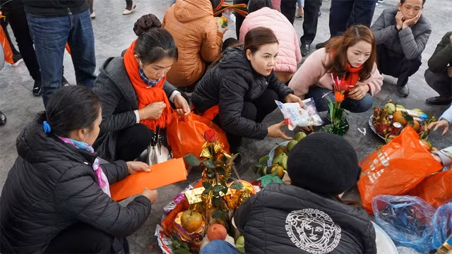 Biển người đổ về xin lộc Bà Chúa Kho ngày mùng 5 Tết - 12