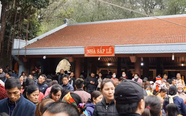 Biển người đổ về xin lộc Bà Chúa Kho ngày mùng 5 Tết - 7