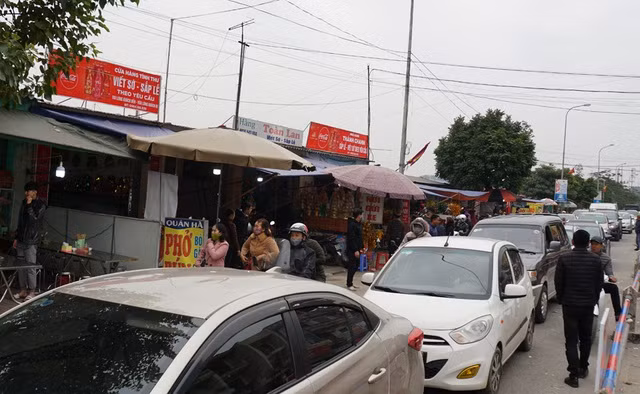 Biển người đổ về xin lộc Bà Chúa Kho ngày mùng 5 Tết - 3