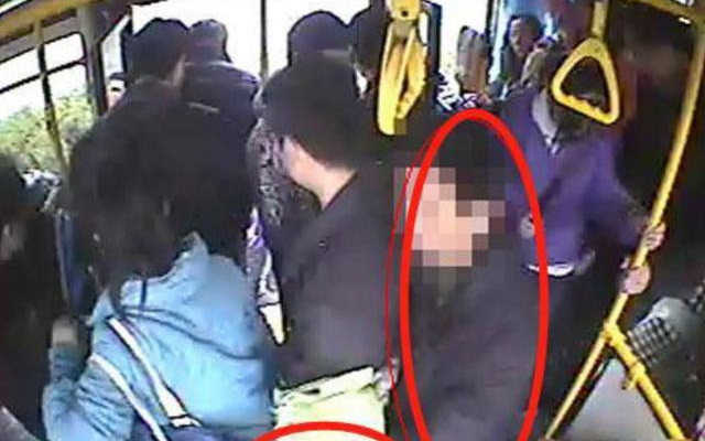 Phát hiện kẻ móc túi trên xe bus, cậu bé 7 tuổi có cách đánh động thông minh giúp mẹ không bị rạch túi