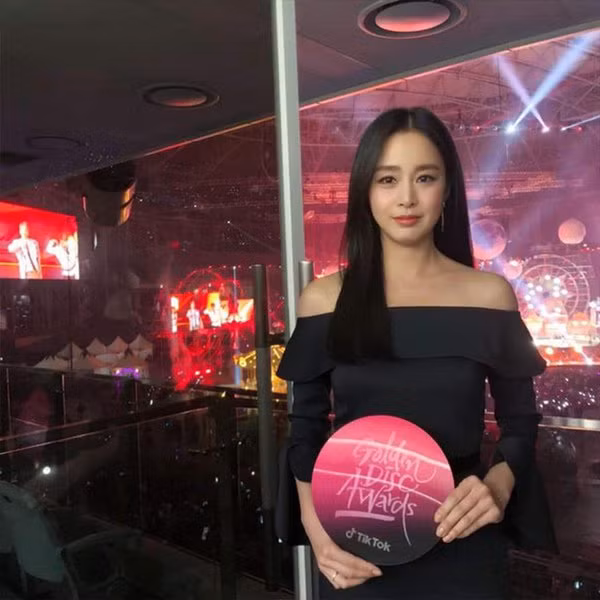 ngam loat anh thoi sinh vien cua kim tae hee, ai cung tram tro vi nhan sac mien che - 10