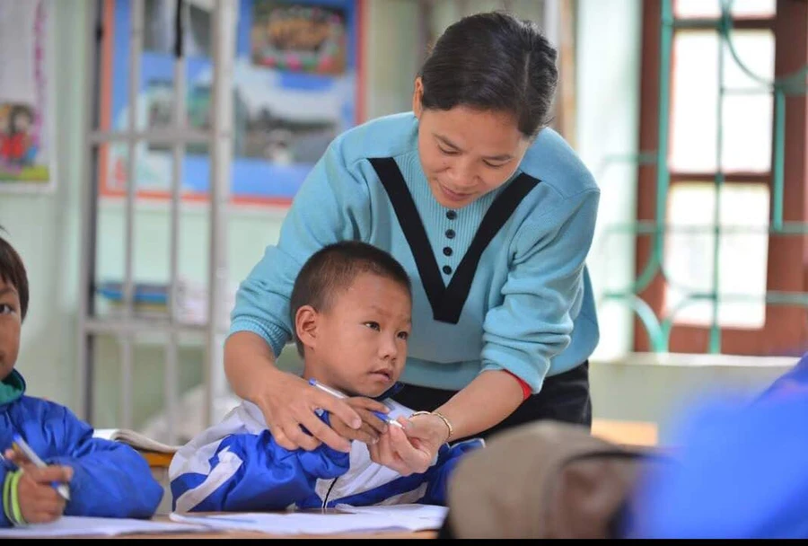 Giáo dục học trò bằng tri thức, tình yêu thương, trách nhiệm. 