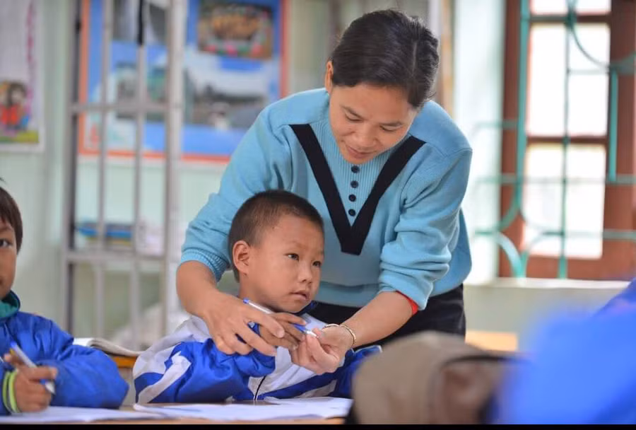 Giáo dục học trò bằng tri thức, tình yêu thương, trách nhiệm. 