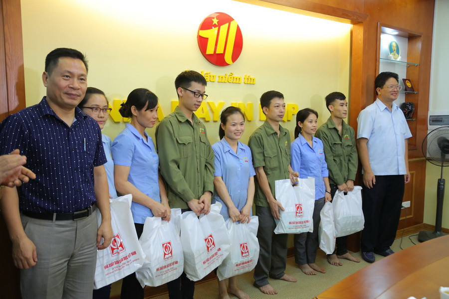 Các công nhân phấn khởi khi được nhận quà từ lãnh đạo Nhà xuất bản Giáo dục Việt Nam. Các công nhân phấn khởi khi được nhận quà từ lãnh đạo Nhà xuất bản Giáo dục Việt Nam.
