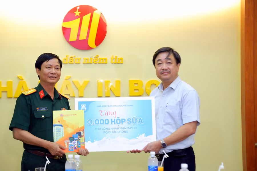 Ông Hoàng Lê Bách tặng quà cho Nhà máy in Bộ Quốc phòng