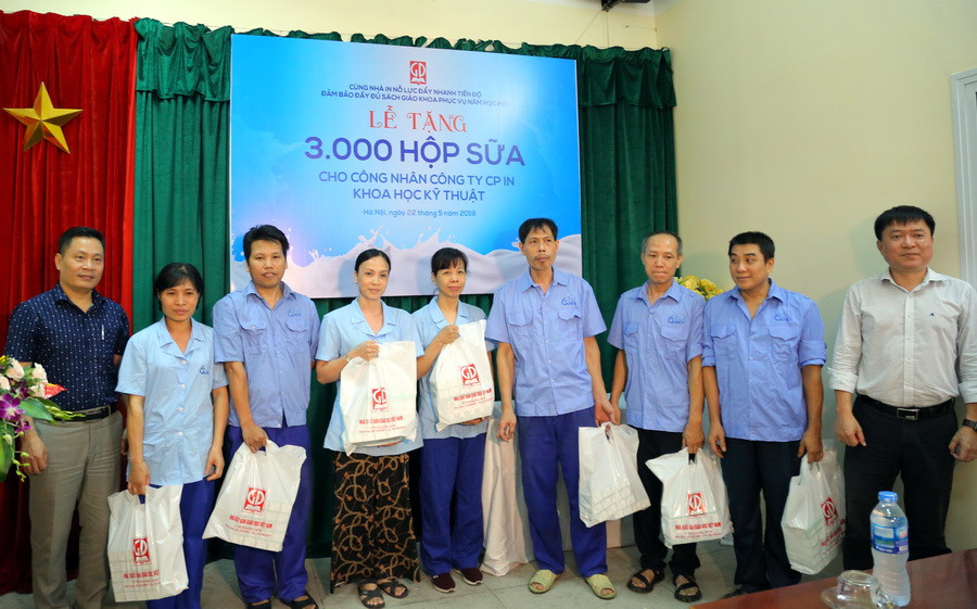 Món quà được tặng cho các công nhân in chứa đựng tình cảm, san sẻ những mệt mỏi, nhọc nhằn của anh, chị em trong công việc. Món quà được tặng cho các công nhân in chứa đựng tình cảm, san sẻ những mệt mỏi, nhọc nhằn của anh, chị em trong công việc.