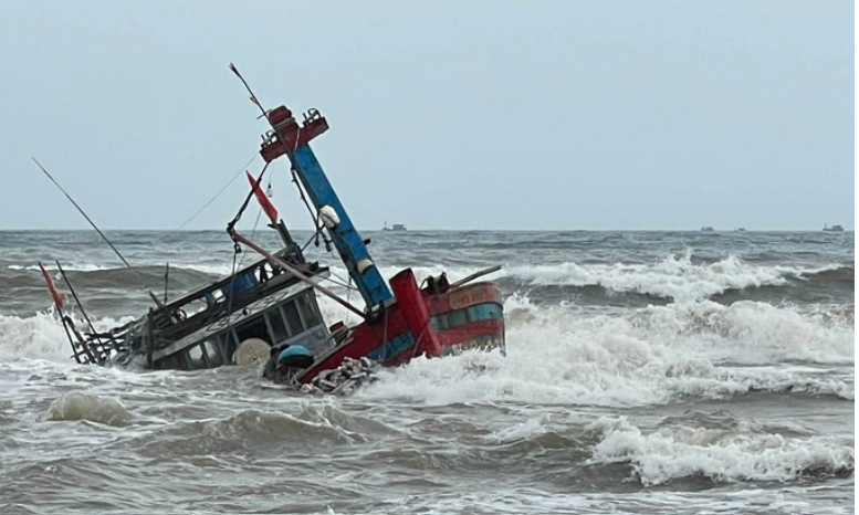 Tàu cá của ngư dân xã Phú Thuận, huyện Phú Vang gặp nạn trên biển. (Ảnh: C.T).