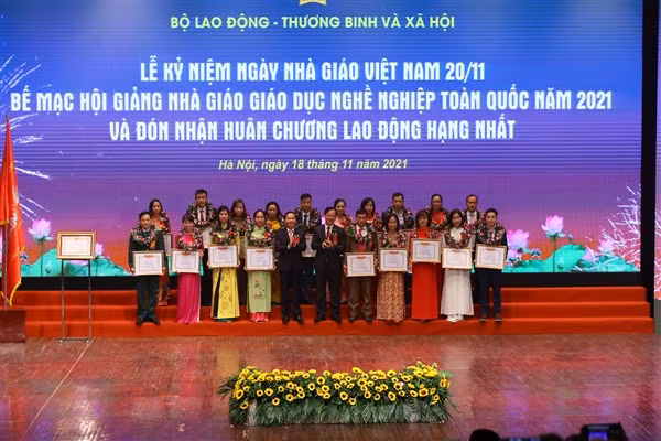 Lãnh đạo Bộ Lao động – Thương binh và Xã hội, Tổng cục Giáo dục nghề nghiệp trao bằng khen cho giáo viên đạt giải tại Hội giảng Nhà giáo giáo dục nghề nghiệp năm 2021.