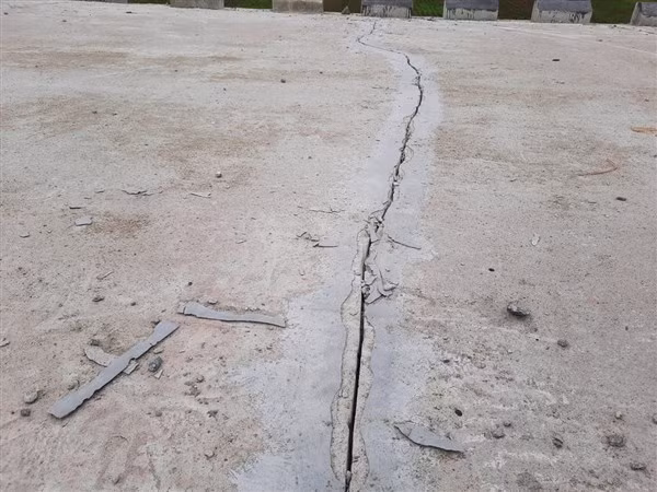 Hàng loạt vết nứt xuất hiện trên bề mặt đê.