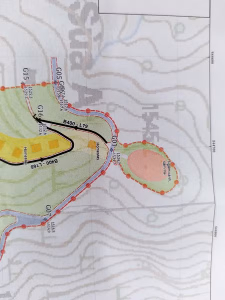 Quy hoạch chỉ giới đỏ đang đi thẳng bỗng dưng lại uốn lượn qua khu đất của gia đình bà Nguyễn Thị Hồng Xuyến và ông Nguyễn Đức Thịnh như một khúc ruột thừa. Ảnh: Chụp lại quy hoạch