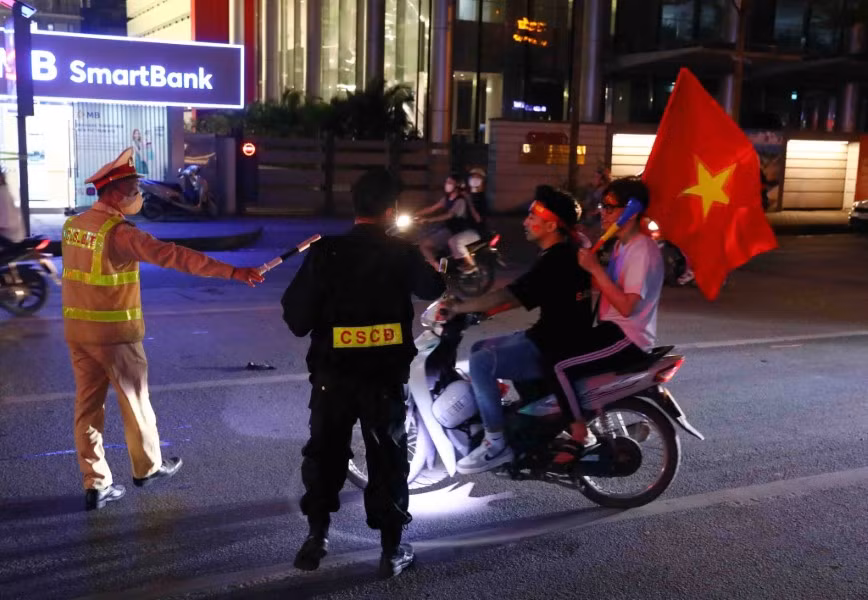 Lực lượng Cảnh sát dừng xe, kiểm tra trường hợp có dấu hiệu vi phạm pháp luật.