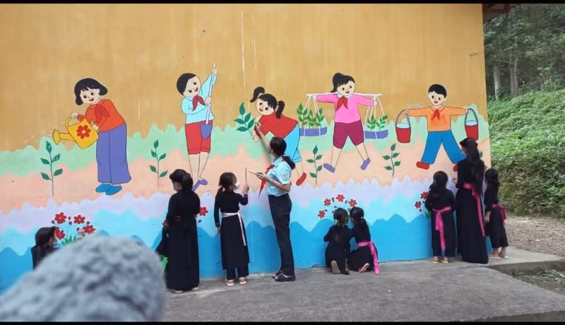 Các em nhỏ trong CLB Mỹ thuật Hà Lâm say sưa với những tác phẩm của mình.