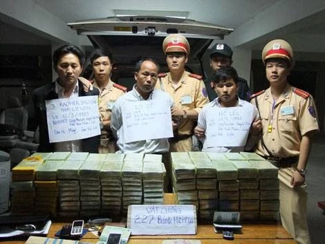 Tạo các hộc bí mật trên ôtô để chứa 227 bánh heroin