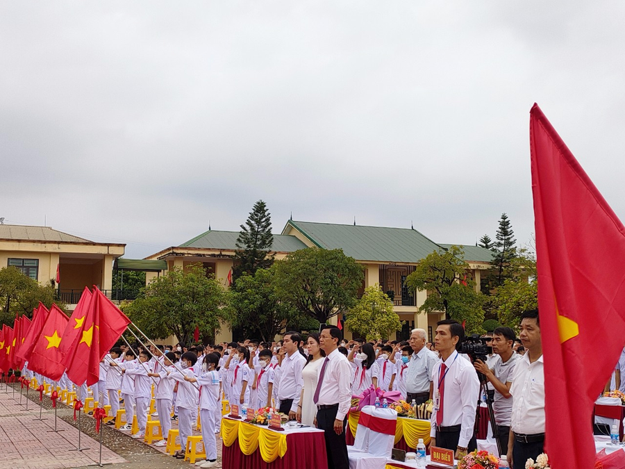 Đại biểu tham dự Lễ khai giảng tại Trường THCS Lê Văn Thiêm. Đại biểu tham dự Lễ khai giảng tại Trường THCS Lê Văn Thiêm.