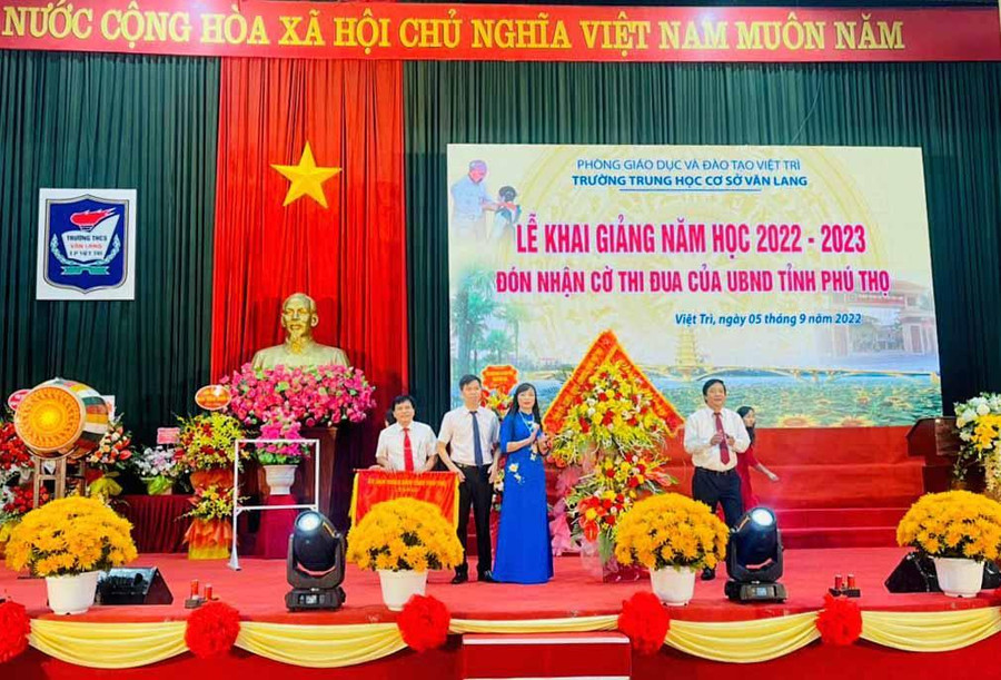 Lãnh đạo Ban Giám hiệu Trường THCS Văn Lang đón nhận Cờ thi đua của Chủ tịch UBND tỉnh và lẵng hoa chúc mừng của Thành ủy Việt Trì. Lãnh đạo Ban Giám hiệu Trường THCS Văn Lang đón nhận Cờ thi đua của Chủ tịch UBND tỉnh và lẵng hoa chúc mừng của Thành ủy Việt Trì.