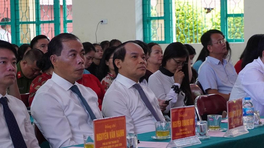 Đại biểu tham dự Lễ khai giảng. Đại biểu tham dự Lễ khai giảng.