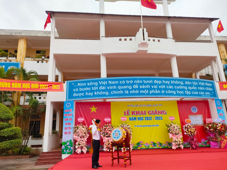 Nguyễn Trọng Hiếu - Chủ tịch UBND TP Hà Tĩnh đánh trống khai trường. Nguyễn Trọng Hiếu - Chủ tịch UBND TP Hà Tĩnh đánh trống khai trường.