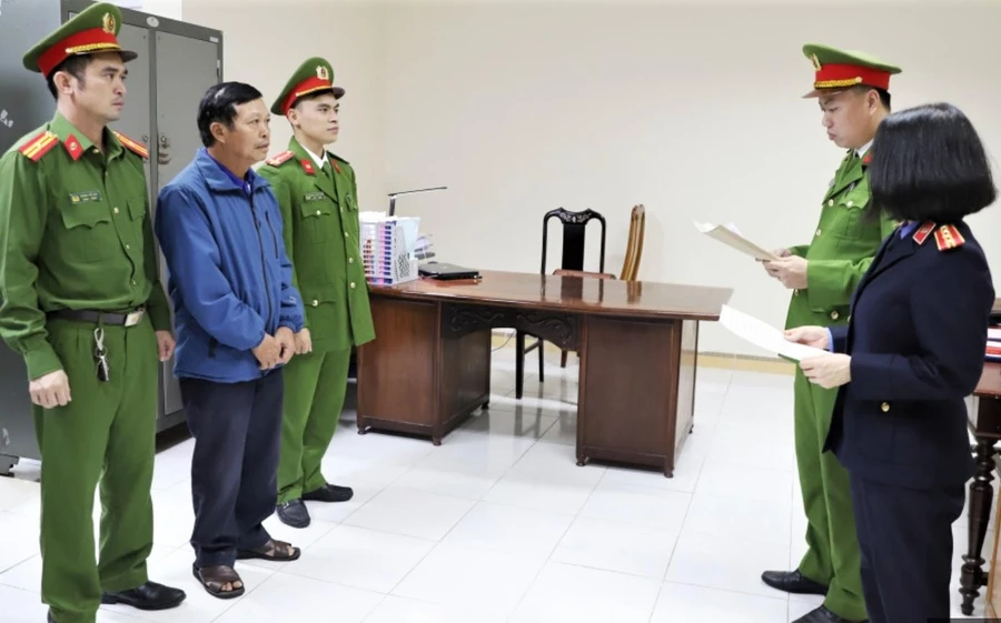 Cơ quan điều tra tống đạt lệnh khởi tố đối với Phạm Công Thành. (Ảnh: CAHT)