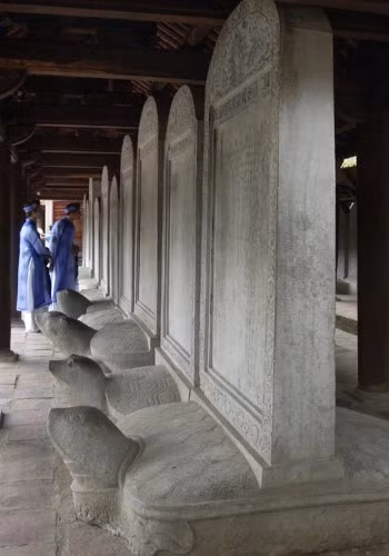 Tên của Thám hoa Nguyễn Minh Triết đứng đầu trên bia tiến sĩ khoa Tân Mùi (1631).