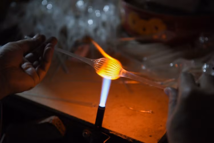 Giữ làng nghề truyền thống bằng… hơi thở ảnh 2