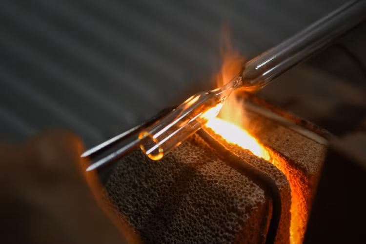 Giữ làng nghề truyền thống bằng… hơi thở ảnh 1