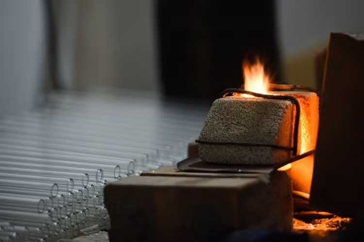 Giữ làng nghề truyền thống bằng… hơi thở ảnh 3