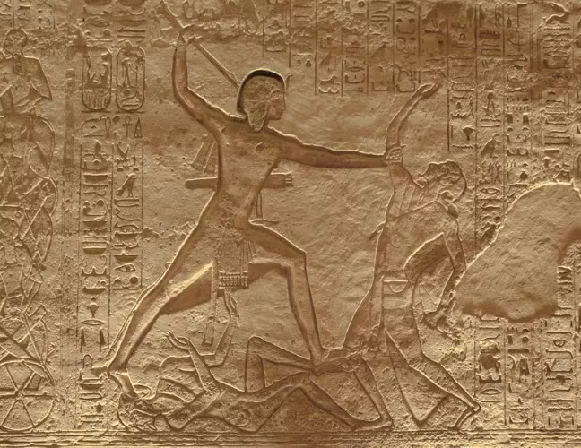 Một bức chạm khắc bên trong đền Abu Simbel mô tả Ramsesse II chiến đấu trong trận đánh ở Kadesh vào năm 1274 trước CN.
