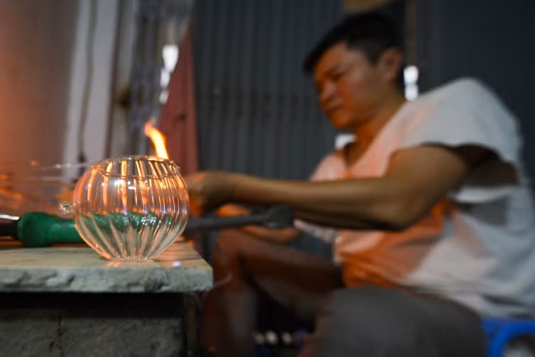 Giữ làng nghề truyền thống bằng… hơi thở ảnh 4