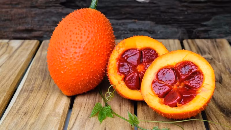 Tinh chế bột từ ruột gấc.