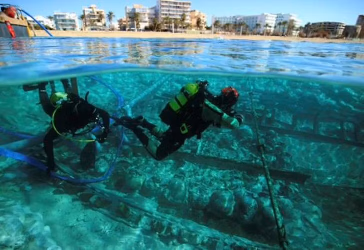 Các thợ lặn đang xác định vị trí con tàu đắm.