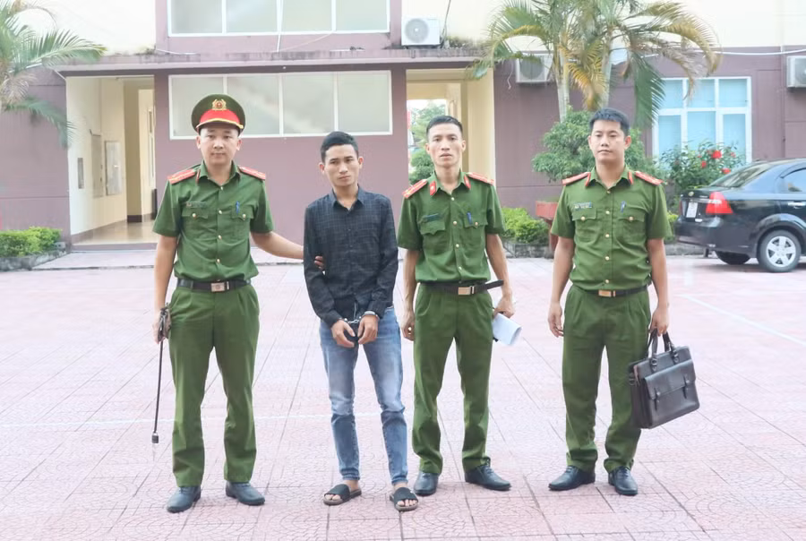 Đối tượng Dương Hoàng Phúc bị lực lượng công an bắt giữ.