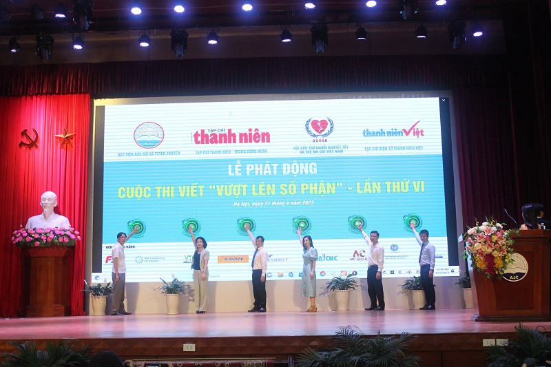 Các đại biểu tham dự bấm nút khởi động Cuộc thi viết "Vượt lên số phần" lần thứ VI Các đại biểu tham dự bấm nút khởi động Cuộc thi viết "Vượt lên số phần" lần thứ VI