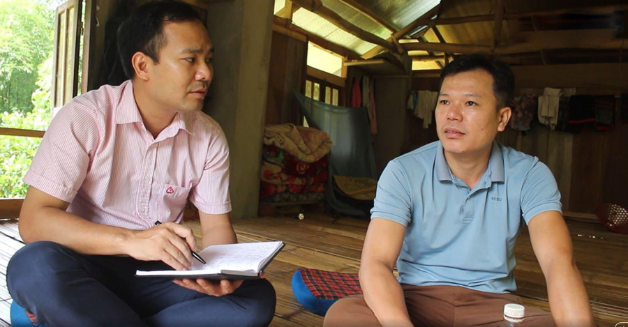 Anh Vi Văn Tài (bìa phải) kể về hành trình làm kinh tế thoát nghèo.