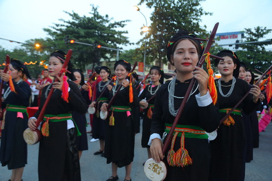 Các cô gái người Tày với cây đàn tính