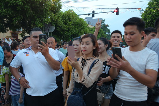 Hàng vạn người tham gia, thưởng lãm lễ hội