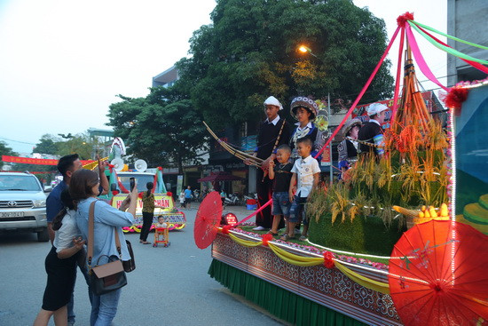 Người dân khắp nơi đổ về giao lưu với diễn viên trên xe diễu diễn của các huyện