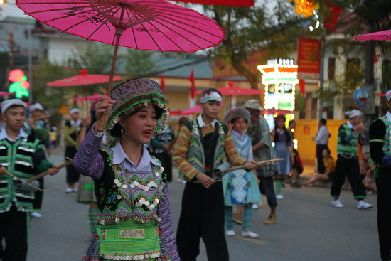 Không khí nhộn nhịp trên đường phố