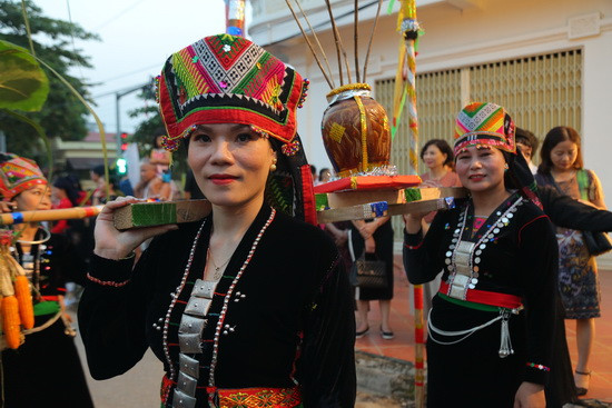 Các cô gái trong trang phục dân tộc