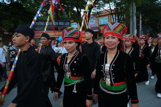 Màn diễu diễn đường phố bắt đầu