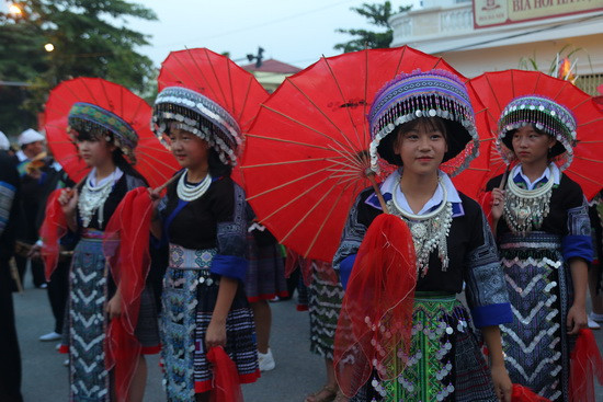 Áo dân tộc che ô đầy màu sắc
