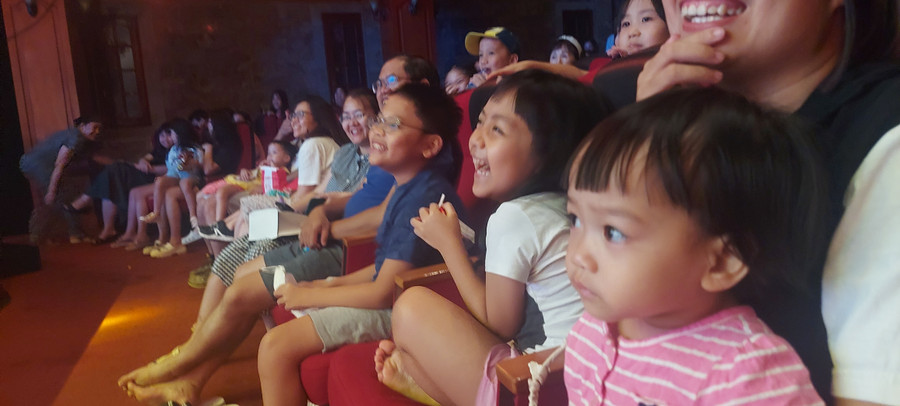 Khán giả nhí cười khoái chí khi thấy câu chuyện của gia đình yêu tinh giống với gia đình mình. Ảnh: Bình Thanh. Khán giả nhí cười khoái chí khi thấy câu chuyện của gia đình yêu tinh giống với gia đình mình. Ảnh: Bình Thanh.