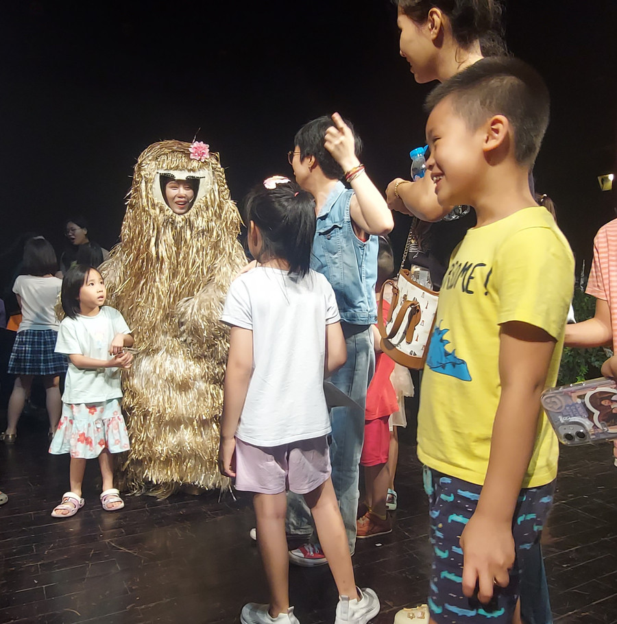 Khán giả nhí thích thú chụp hình kỷ niệm với yêu tinh mẹ - nhân vật trong vở nhạc kịch 'Đứa con của yêu tinh'. Ảnh: Bình Thanh. Khán giả nhí thích thú chụp hình kỷ niệm với yêu tinh mẹ - nhân vật trong vở nhạc kịch 'Đứa con của yêu tinh'. Ảnh: Bình Thanh.