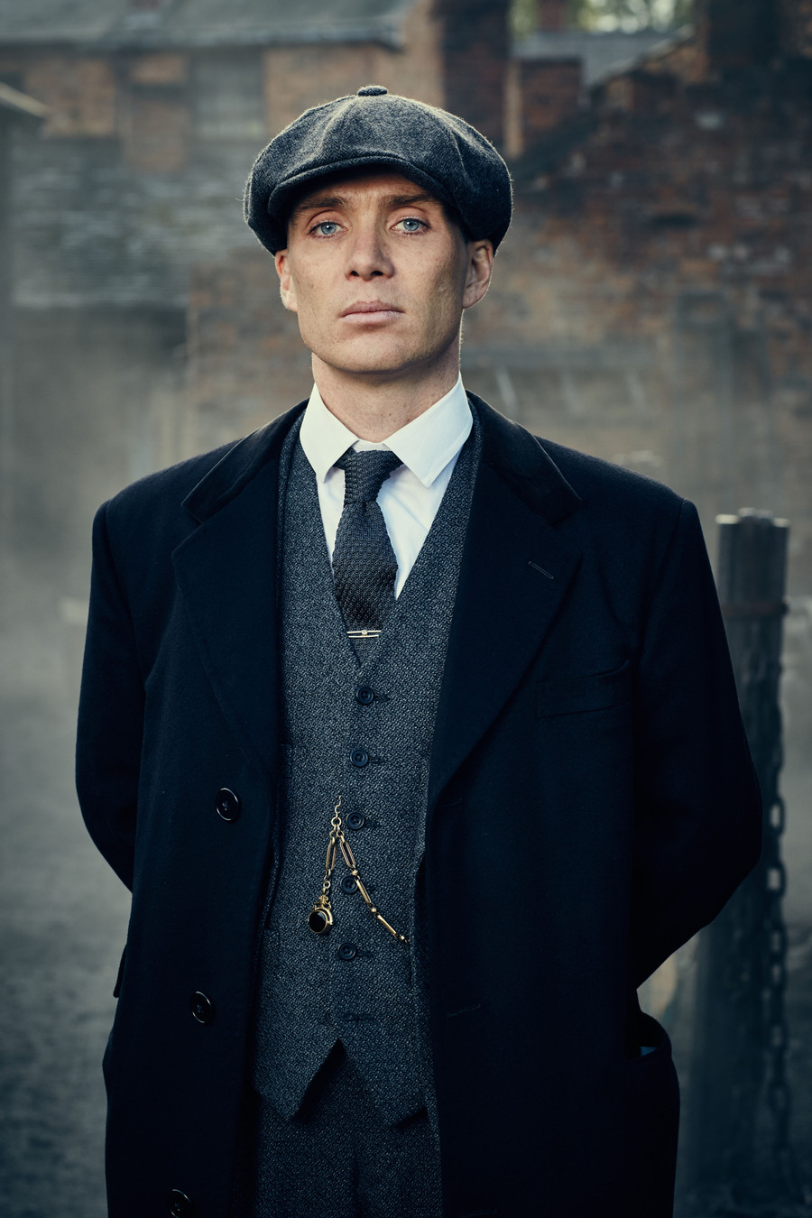 Nhân vật chính của Peaky Blinders, Thomas Shelby, do diễn viên người Ireland Cillian Murphy thủ vai. Nhân vật chính của Peaky Blinders, Thomas Shelby, do diễn viên người Ireland Cillian Murphy thủ vai.