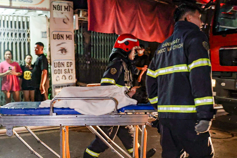 Công tác cứu hộ được lực lượng chức năng khẩn trương tiến hành ngay trong đêm.