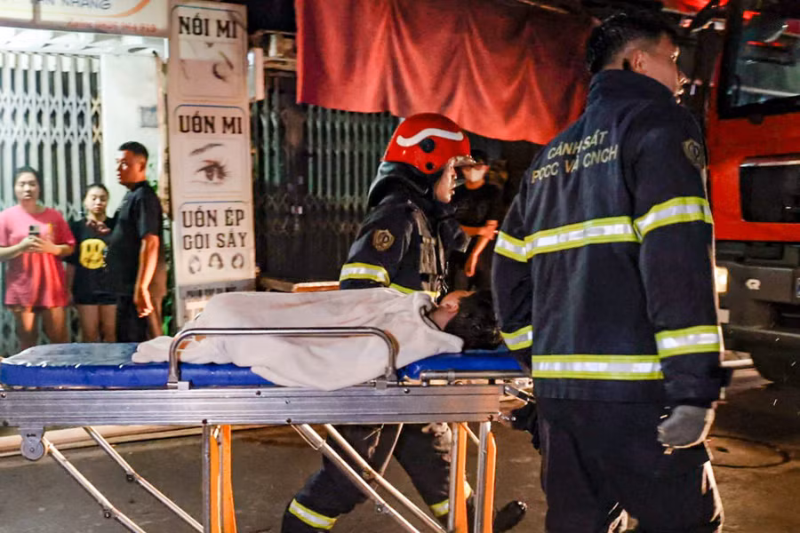 Công tác cứu hộ được lực lượng chức năng khẩn trương tiến hành ngay trong đêm.