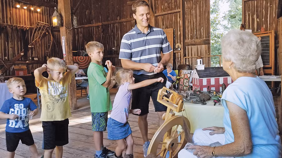 Trẻ em Thụy Điển trải nghiệm nghề dệt truyền thống trong kỳ nghỉ hè.