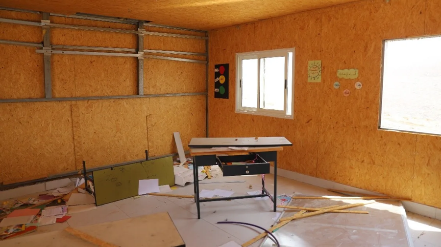 Các trung tâm giáo dục đại học, bao gồm cả các trường đại học, đã hoàn toàn tê liệt. Các trung tâm giáo dục đại học, bao gồm cả các trường đại học, đã hoàn toàn tê liệt.