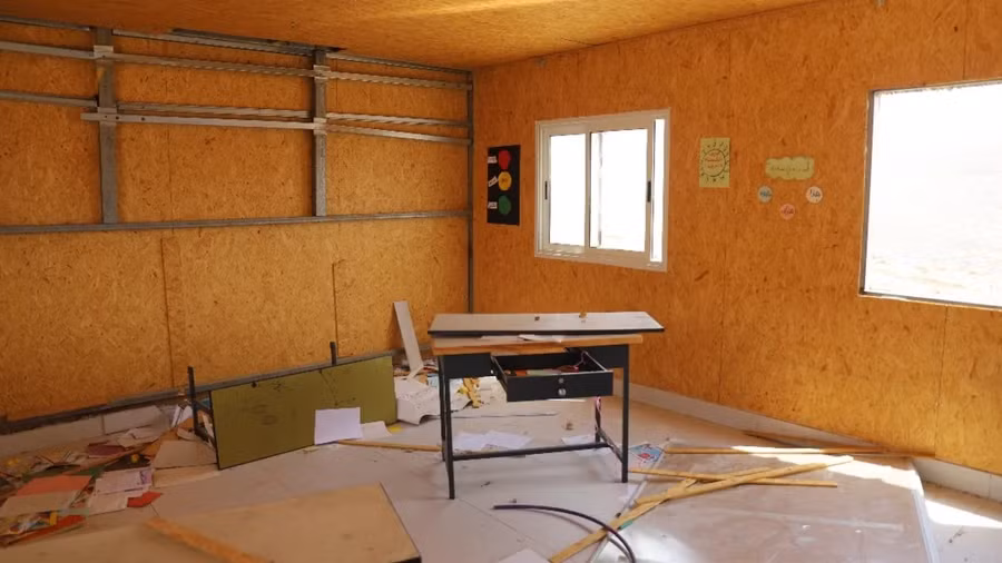 Các trung tâm giáo dục đại học, bao gồm cả các trường đại học, đã hoàn toàn tê liệt.